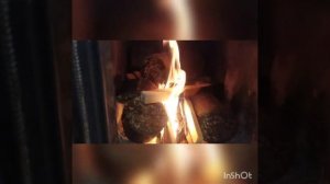Затопил печь буржуйку на даче в летнем домике. Буржуйка. Топливные брикеты.