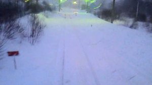 Поезд едет по снегу