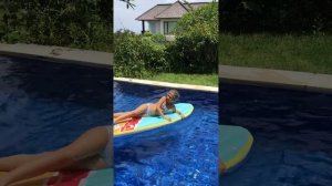 Мои надувные игрушки и я купаюсь в бассейне