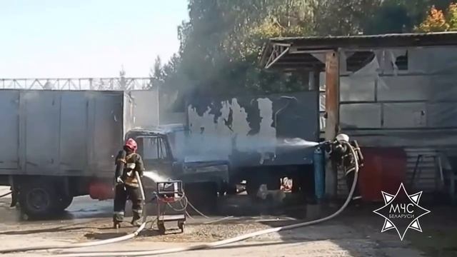 В Могилеве на улице Авиаторов горел грузовой автомобиль с газовым баллоном внутри смотреть онлайн