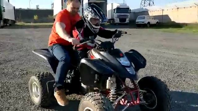 Suzuki LTZ 400 на базе. Первый выезд, первые впечатления. смотреть онлайн
