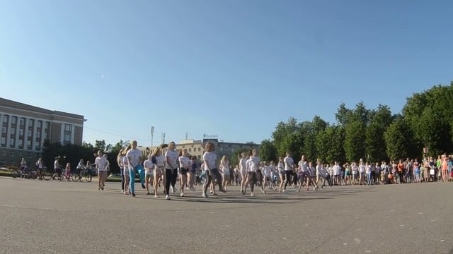 Флешмоб в честь Дня защиты детей на площади Победы-Софийской смотреть онлайн