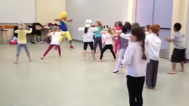 I like to move it - SECRET School Flashmob 2 смотреть онлайн