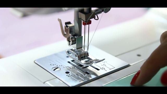 Как шить ДВОЙНОЙ ИГЛОЙ! Секреты настройки. || Хочу Шить смотреть онлайн