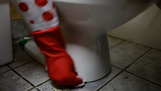 EPIC Toilet Cleaning!! AWFUL Rust, DISGUSTING Smell and Stains GONE!!! смотреть онлайн