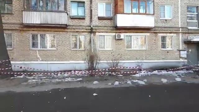 Падение льда с крыши на авто подолжение смотреть онлайн