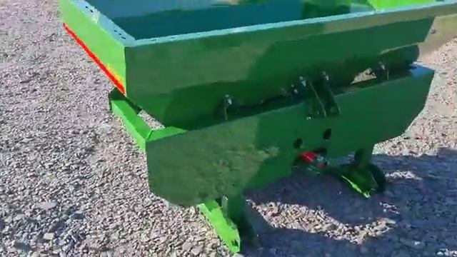 Обзор разбрасывателя минеральных удобрений "Стандарт" 900 л. смотреть онлайн