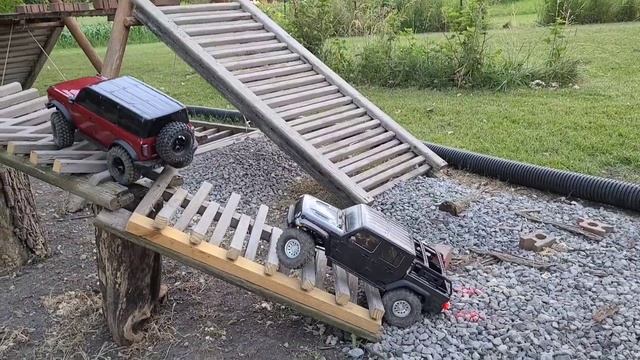 Traxxas TRX4 2021 Bronco Vs Axial SCX10.3 Gladiator. Comparison On Crawler County RC Crawler Course