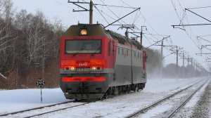 "Пробегающие косули" и 2ЭС6-035 "Синара" с приветливой бригадой следует резервом через о.п. Шутка