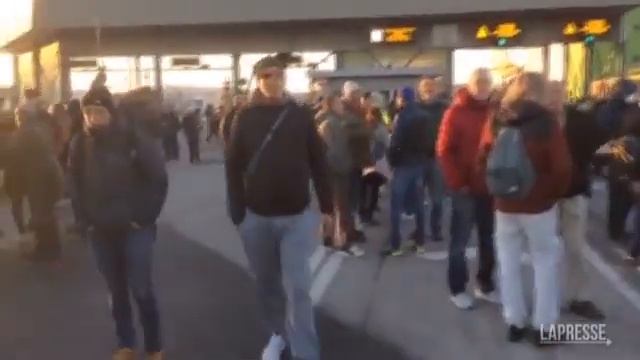 Green pass, centinaia di persone radunate al porto di Trieste смотреть онлайн