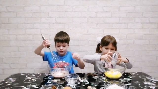 Ариана и Марсель. Челлендж ИСПЕКИ ВКУСНЯШКУ. Дети выбирают ингредиенты ДЛЯ своих ПИРОГОВ. смотреть онлайн