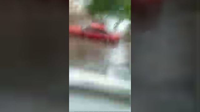 В Курске потоп!!!! Жильцы не могут выйти из дома! смотреть онлайн
