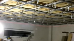 Установка гипсокартонных профилей на потолок с помощью лазерного нивелира одному