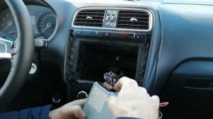 Фольксваген поло седан. Как снять автомагнитолу.
