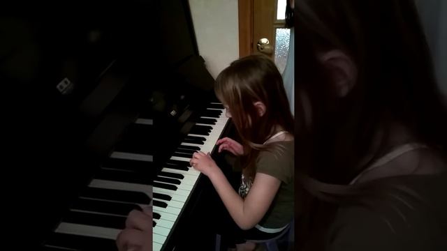 Племянница Милана играет на пианино. смотреть онлайн