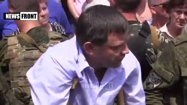 Захарченко общается с жителями поселка Октябрьс� смотреть онлайн