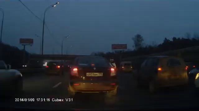 Необычная пробка на МКАДе смотреть онлайн