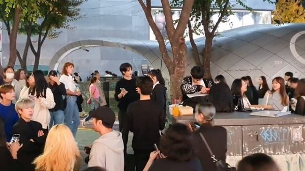 [STREET ARTIST] ONE OF. WITH FANS. INTERACTIVE HONGDAE BUSKING SKETCH.