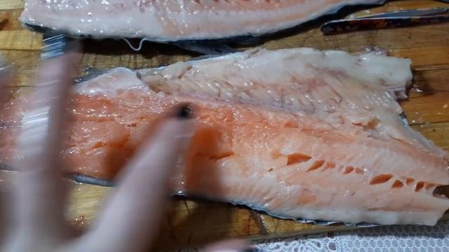 Засолка форели к празднику. Получается вкусная рыбка и намного дешевле чем покупать готовую. смотреть онлайн