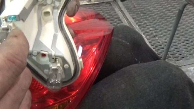 Как снять задние фонари и заменить все лампы. Opel Astra J. смотреть онлайн