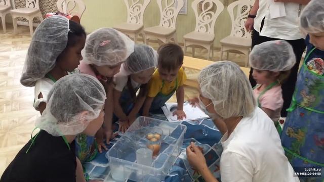 Эксперимент с солёной водой в нашем детском саду «Лучик» на Остоженке. Видео 1 смотреть онлайн