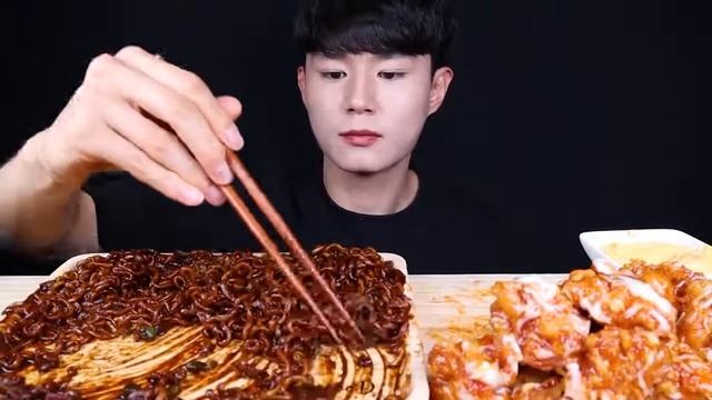 СОЖРАЛ. ОСТРАЯ ЛАПША ИЗ ЧЕРНОЙ ФАСОЛИ И ЖАРЕНАЯ КУРИЦА