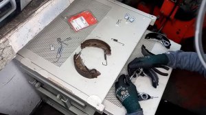 Замена задних тормозных барабанов + колодок Мерседес А класс , подтяжка и регулировка троса ручника