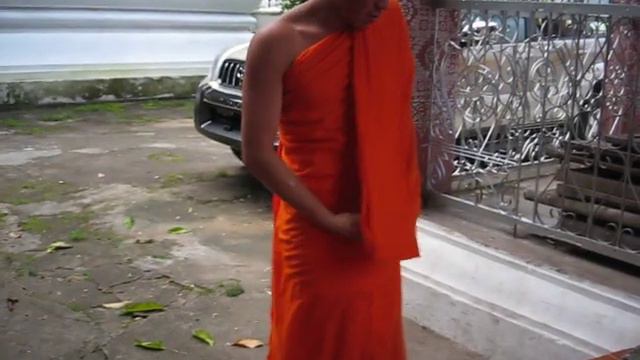 Monk from Luangprabang Demonstrates How to Fold and Wear His Traditional Robe смотреть онлайн