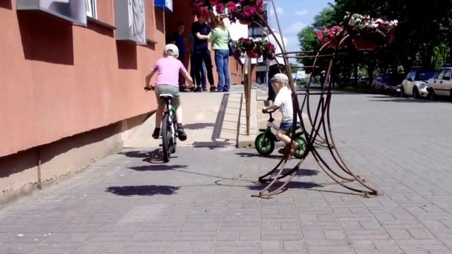 Беговел/балансир. The children's begovel / the balance weight bike смотреть онлайн
