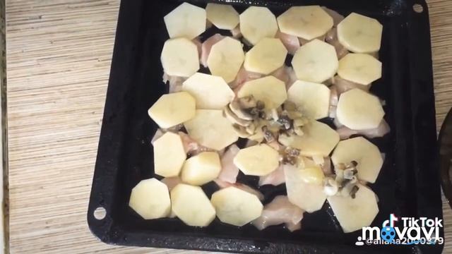 Мясо по французски с мясом курицы, картофелем и грибами?В духовке смотреть онлайн