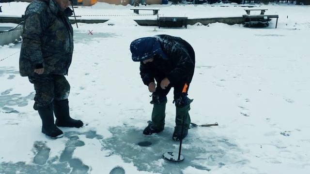 Рыболовный клуб ФИШКА ЛИПКИ! Активно ловим форель со льда! Репортаж с водоёма 28/11/2022! Эпизод 4 смотреть онлайн