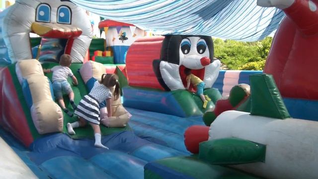 Батут на улице в парке Trampoline outside in the Park смотреть онлайн