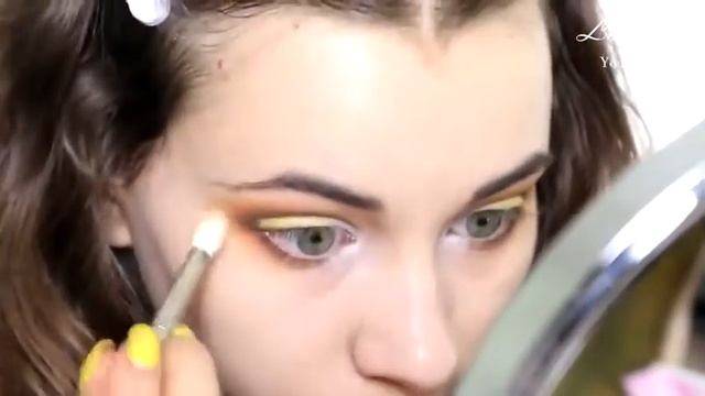 Делаем яркий дневной макияж смотреть онлайн