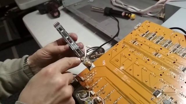 Behringer X32. Замена фейдеров. смотреть онлайн