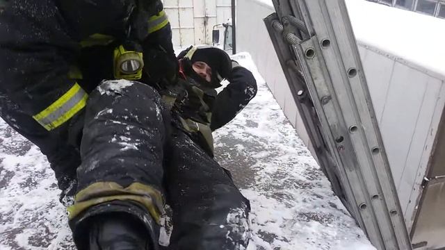 Спуск пострадавшего с крыши пожарным расчетом с помощью трехколенной лестницы смотреть онлайн