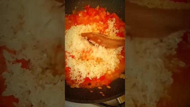 Паэлья или рис кальмарами по-испански. Рецепт с описанием смотрите в моих инстаграме и телеграмме. смотреть онлайн