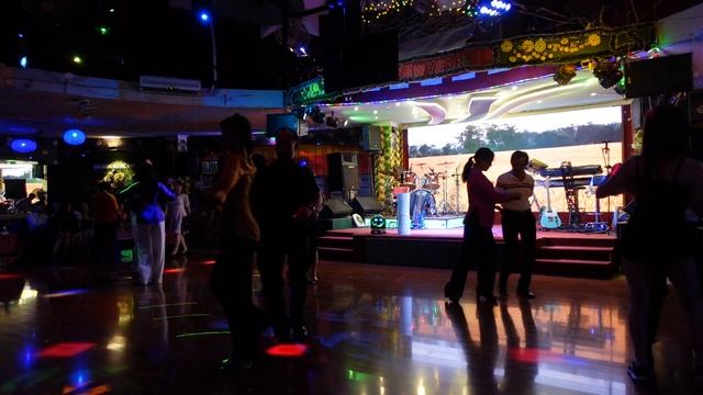 Khiêu vũ Bachata - Hoai Thu. Sàn 140 Cộng Hòa #bachata #khieuvuvadoisong смотреть онлайн