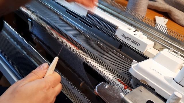 вяжем декоративные дорожки по рукаву - реглан. смотреть онлайн
