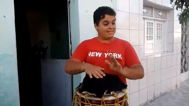 Professor Tumbeiro Testando o Atabaque cantando a Música Ela é linda Capoeira. смотреть онлайн