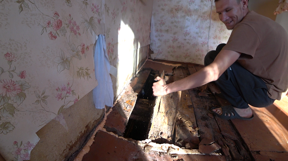 ЭТО ГНИЛЬЕ СКРЫВАЛ ДИВАН НА КОТОРОМ МЫ СПАЛИ, ВОССАНОВЛЕНИЕ ДЕРЕВЕНСКОГО ДОМА