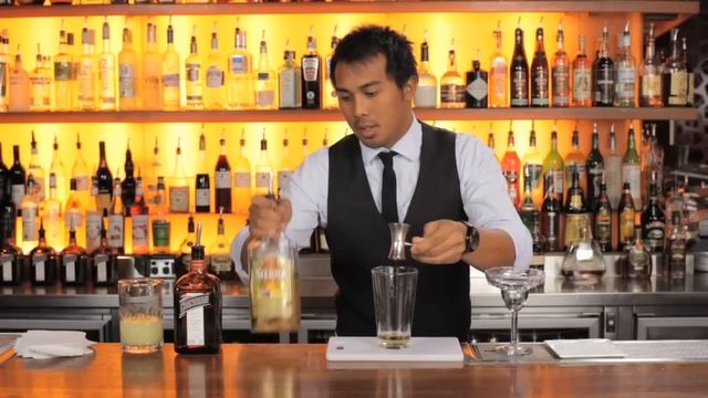 How to make a Margarita cocktail - by Cointreau смотреть онлайн