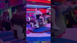 4K GIRLS ON BULL 1 - CHICAS SOBRE EL TORO LOCO #bull #girl #funny #benidorm