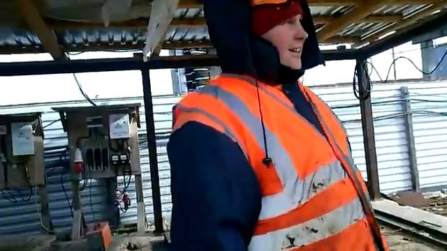 Обычный разговор на стройке смотреть онлайн