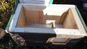 Утепленная собачья будка женскими руками