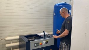 Обзор винтового компрессора. Давление в системе.