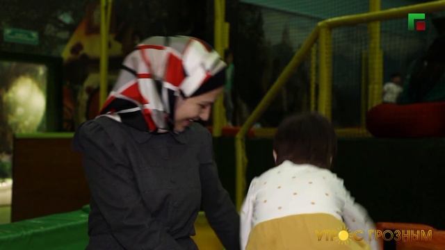 ЗАЧЕМ НУЖЕН НОВЫЙ ГОД, ПОЧЕМУ ЗАРЯЖАЮТ ЕЛКУ, НАСТОЯЩИЙ ЛИ ДЕД МОРОЗ - ОТВЕТЫ ДЕТЕЙ смотреть онлайн