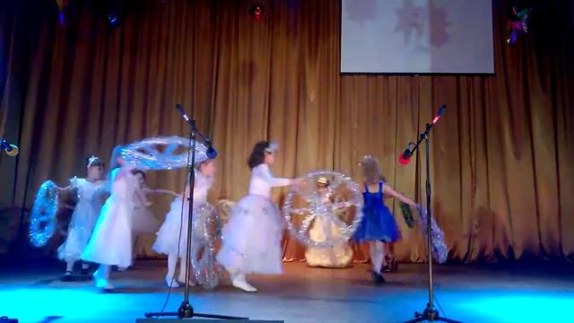 Танец снежинок-пушинок 1-А класса в Песчанской школе!!!!! Моя доцюня. смотреть онлайн