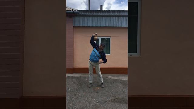 Жим гири 32 кг-42 раза одной рукой по длинному циклу. Идрис Мухматов 🥋🇰🇿🇷🇺 смотреть онлайн