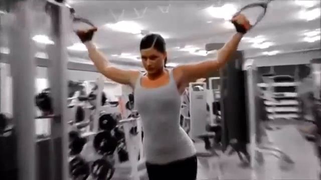 Красивая девушка модель показывает как нужно отжиматься от груди Beautiful girl model shows смотреть онлайн