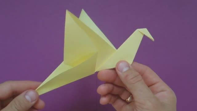 Как сделать птицу из бумаги. Оригами ИГРУШКА птица из бумаги.mp4 смотреть онлайн
